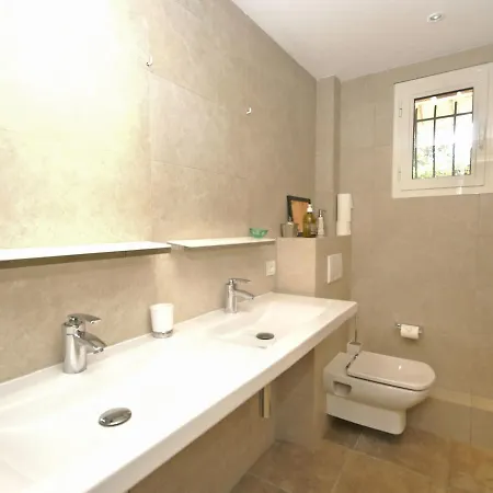 Stunning In With Swimming Pool * لي إيسامبر